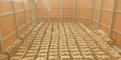 Bodegas ARRIENDO en FUNZA de mil quinientos noventa metros cuadrados, área de almacenamiento de novecientos noventa metros cuadrados,  con once metros de altura libre, resistencia de piso de cuatro toneladas por metro cuadrado, con ciento doce kva de energía, con muelle a nivel, y cuarto útil,  segundo piso con trecientos metros cuadrados, piso en porcelanato y ventaneria, tercer piso con trecientos metros cuadrados,. Bodega ubicada en parque industrial, seguridad privada, CCTV, son acceso a dos vías principales, sin pago de peaje. Cerca a Bogotá
visitanos www.brokerinmobiliaria.com