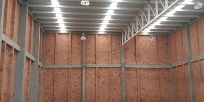 Bodega ubicada en parque empresarial  con vías de acceso pavimentadas, Área Total 683 metros cuadrados mas quinientos veinticinco mts primer piso, setenta y nueve mts  mezanine piso dos y setenta y nueve mts mezanine piso tres, bodegaje  con  Triple altura nueva metros  Capacidad eléctrica según necesidad actual  doce KVA Pisos de alta resistencia y nivelados soporta cuatro toneladas x Mts cuadrados. Excelente iluminación natural cuatro  parqueaderos de automóviles por bodega un muelle de cargue a nivel     un Muelle de cargue en foso Posibilidad de ingreso de tractomula a la bodega Red contra incendio Puerta peatonal en recepción Baterías de baños con 2 torres de oficinas en el parque Locales comerciales Cancha múltiple Auditorio Ingreso por la ochenta y por vía trasera vía a Titán, Planta de tratamiento interna y Vías pavimentadas visítanos www.brokerinmobiliaria.com