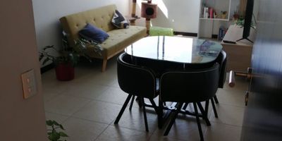 Vendo bonito apartamento 5 piso sin ascensor, remodelado, en unidad, barrio Capri, con 3 alcobas con closet, principal con baño, sala-comedor, cocina integral con gas domiciliario, baño social con ducha, zona de oficios con calentador a gas y parqueadero propio descubierto.
La unidad contiene salón social, piscinas, juegos infantiles y zonas verdes. Valor $210.000.000 Diego p. 311-6245199
