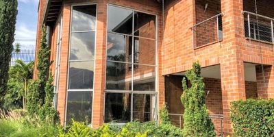 Casa en venta, sector campestre, terreno de 800 m2, 460 m2 construidos en 2 niveles, 4 alcobas y alcoba de servicio, sala, comedor, biblioteca, cocina integral, balcón y  amplio jardín, la unidad cuenta con piscina, juegos infantiles y portería 24 horas.