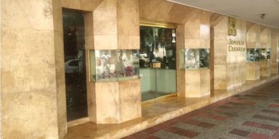 Local ubicado en El Laguito ocn buenos acabados, excelente distribución, iluminación y ventilación. Cercano a parques, restaurantes, centros comerciales, supermercados, entidades financieras y de comercio. Cuenta con subdivisiones modulares, 2 baños, cocineta y 7 parqueaderos.
