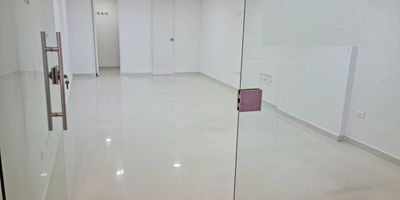 Venta de local oficina en el Mall Vegas Plaza, tiene parqueadero cubierto y de visitantes.