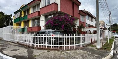 Excelente casa en zona residencial y exclusiva de Bogotá, barrio la Alhambra Monaco, esquinera, muy iluminada, doble entrada 3 niveles más semisotano. 4  alcobas , 2 con baño privado. Cuenta con estudio, comedor y zona de ropas independiente, así como 3 garajes, 2 cubiertos y 1 exterior.