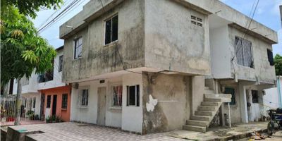 Casa en Venta los robles dividida en 4 apartamentos de 2 alcobas,  Arrendados generando retorno de la inversión del 1%, cerca de Olimpica los Robles, Ara los Robles, Avenida circunvalar, excelente estado. rodeada de Arboles, parque infantil y area de Parqueadero, comunicate para  más información.
