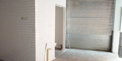 Local en venta en centro comercial sector Los Balsos, con acceso directo desde la avenida el poblado y los balsos, Sector estratégico, excelente ubicación sobre la milla de oro, rutas de transporte publico. Servicios complementarios en Carulla, Oviedo, santa fe. Piso en cerámica, dos espacios, cableado de red, techo cielo raso, aire acondicionado central, divisiones en ladrillo, área de recepción, energía básica, red de gas, vitrina.  Cuenta con vigilancia 24 horas y circuito cerrado de tv. Baños comunales y parking visitantes con costo.