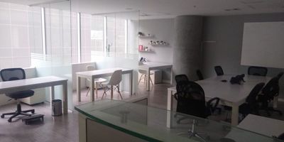 Sector Las Palmas, área 52 M2, la oficina cuenta con un baño, cocineta, 3 oficinas auxiliares, sala de juntas, recepción, aire centralizado, 2 parqueaderos.
El edificio cuenta con vigilancia 24 horas, portería horario de oficina, ascensores, parqueadero de visitantes.
