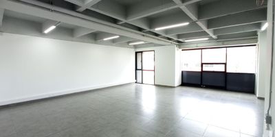 Oficina con excelente ubicación, excelentes acabados, amplios espacios para que puedas desarrollar tus actividades con mas facilidad y eficiencia.