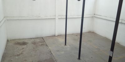 Amplia bodega con 240 metros de area libre, cuenta puerta de doble altura con excelente ventilacion e iluminacion,  bano para trabajadores, parqueadero, 60 KVA de energia, 5 apartamentos,  a cuatro minutos se encuentra la zona franca de occidente al igual que el Exito, a tres cuadras de la llamada calle trece, la cual cuenta con alto flujo de transporte     