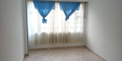 OBSERVACIONES INTERNAS: AMPLIA, DE TRES PISOS, CO OPCIONDE DE CONSTRUIR DOS PISOS MAS, 
ENTRADAS INDEPENDIENTES, EL APTO DEL PRIMER PISO RENTA 850.000 PESOS.
OBSERVACIONES EXTERNAS: PEGADO AL HUMEDAL JUAN AMARILLO, CERCA A ZONA 
COMERCIAL.