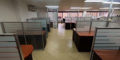 Oficina ubicada en el piso 3, con 152mts2 amoblada, 27 puestos de trabajo. -Oficina de gerencia. -Sala de juntas. -Cuarto de red y comunicaciones,
 -2 baños privados. 
-Cocina y aire acondicionado.
 - 3 parqueaderos . 
-Área de recepción . 
-Vigilancia en el edificio.