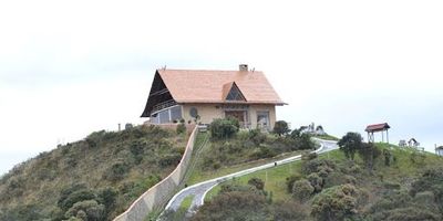 VRDA CANAVITA – SOPO- TOCANCIPA, la finca se con pone de dos lotes (unificados) el primero de 2 hectáreas 10.000 metros cuadrados y el segundo de 4 hectáreas 2200 metros cuadrados, La propiedad cuenta con casa de encargados, pesebreras, tanques para reserva de agua, pirámide (salón social con bar, zona de asados, zona de juegos y baño), parque de niños, zonas verdes, reserva forestal, casa principal con 4 parqueaderos cubiertos, 2 salas, comedor, cocina, 6 baños, cuarto de ropas, cuarto de máquinas, cuarto de servicio, deposito, 3 alcobas   alcoba principal, sala de estar de alcoba principal, 2 balcones, zona húmeda con piscina, jacuzzi, sauna y turco, 2 zonas para asados y 3 baños exteriores.





