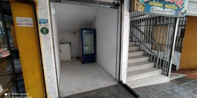 Se alquila local en primer piso para óptica o servicio tecnológico y un lavaplatos(Sobre vía principal) con la mejor ubicación, contiene cocineta ,gas natural y bodega para comida o restaurante en el Edificio centro comercial y parqueadero Santa Librada Info;Edwin Salazar 3158902463 -3118417314