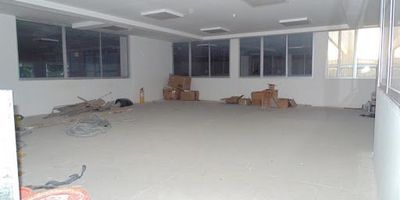 Local cerca al Centro de Pereira, con cómodas vías de acceso, ideal para call center, universidades o empresas que requieram oficinas, ubicado en edificio nuevo con toda la reglamentación, red contra incendios y tanques de agua 