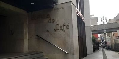 INMUEBLE DAVIVIENDA. Oficina en venta ubicado en el edificio del café en el pleno centro administrativo del sector la candelaria de la ciudad de Medellín. Este inmueble cuenta con un área de 1194,67 Mt2 y su posición es esquinero y su ubicación esta en el piso 4 nivel 3 del edificio. Cuenta con 2 ascensores de acceso directo a la oficina, iluminación LED tubular, cafetería 2 baños amplios cada uno con 4 sanitarios, espejos de buen tamaño y 3 orinales para caballeros. Su espacio principal cuenta con un área de 399 mt2 ideales para reformar y acondicionar según su necesidad de negocio o labor que desee  implementar. Cuenta con 2 parqueaderos privados y su ubicación está en pleno centro de la ciudad de Medellín contando excelente rutas de trasporte publico y el metro. Oficina en tercer nivel con dos parqueaderos. Área Piso 1.169,19 mts2. Área parqueaderos 12,74 mts2 cada uno. Cerca podrás encontrar centros comerciales, parques, zonas gastronómicas, bares, restaurantes, clínicas.