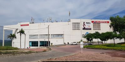 INMUEBLE DAVIVIENDA. Local comercial ubicado en el centro comercial Miramar, se encuentra en el primer piso del centro comercial con vista hacia el interior del mismo. Cuenta con un mezanine con acceso de escaleras metálicas donde están la secciones de cocina, baños, archivo y cuarto de sistemas. En primer piso se encuentra espacio principal con espacio para cajero y vitrina grande con vista hacia el interior del centro comercial. Local Comercial conformado por 2 matrículas 
Area local 131 47,71
Area local 132 97,22 