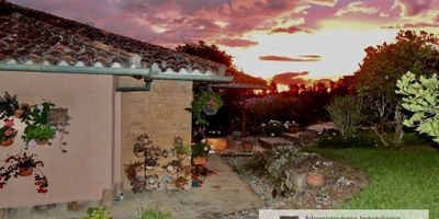 Vendo hermosa casa campestre en la Mesa de Los Santos junto al Lago. 219 m2 construidos sobre lote de 1800 m2. Arriba estadero y habitación principal con baño y terraza. En el acceso 3 alcobas y 2 baños completos.  Abajo sala con chimenea, comedor, cocina integral tipo isla, zona de ropas y un baño auxiliar. Afuera bordea terraza con asador, cocina de leña y lavaplatos. Jacuzzi grande. Cuartos de máquinas y herramientas. Parqueadero para 4 carros. Dos tanques de 20 m3 c/u. Mirador con pérgola.