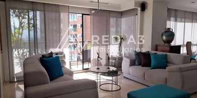 Apartamento duplex ubicado en zona exclusiva de Pereira, con areas generosas en todos sus espacios. Totalmente remodelado incluida la cocina y baños. Pisos en mármol y en habitaciones madera, todos ellas con excelente vista, balcón en sala comedor y habitaciones principal, amplia terraza, puerta principal blindada, zona social, juegos infantiles y gimnasio dotado.
Cuenta con 3 parqueaderos y un cuarto util que equivale al area de 2 parqueaderos. Se acepta apartamento en parte de pago por un valor no superior a $300 millones en la ciudad de Pereira o apartamento en Bogotá zona Rosales no superior a $600 millones.