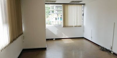 Local en Venta CENTRO Medellin 
 
Oficina con 2 ambientes en centrico sector de el centro de la ciudad, porteria 24 horas, ascensor , citofono,

variadas rutas de buses , cerca a cajeros electrónicos , restaurantes , zona comercial .

INTERMOILIARIA POBLADO S.A.