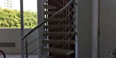 HERMOSO APARTAMENTO DUPLEX EN PARAÍSO DE 131,38 MTS, CUENTA CON 3 HABITACIONES, 4 BAÑOS, CUARTO Y BAÑO DE SERVICIO, ASCENSOR DIRECTAMENTE AL APARTAMENTO, 3 ABANICOS, CIRCUITO DE CÁMARAS, PUERTA PRINCIPAL BLINDADA, CORTINAS EN TODOS LOS CUARTOS.