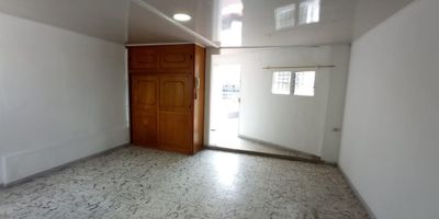 Aparta estudio con amplios espacios, ubicado en zona comercial, con fáciles vías de acceso y transporte publico.