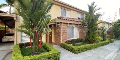Casa en conjunto cerrado en el sector estratégico de Pinares, cerca de supermercados,  centros comerciales y restaurantes.
La casa cuenta con dos niveles   Sala, comedor, family room  hall de entrada, baño social,  cocina integral con zona de ropas, cuarto de servicio con baño, alacena, una puerta de salida al parqueadero por la cocina y parqueadero cubierto.
En el segundo nivel, hall en las habitaciones, closet de linos, dos habitaciones, baño para  2 habitaciones, la habitación principal cuenta con baño, vestier y aire acondicionado.
En las zonas comunes se encuentra una piscina,  zona de juegos para los niños y un amplio salón social.