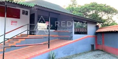 Se arrienda local comercial junto al D1 de tribunas. Consta de 18 mts2 más un espacio al aire libre perfecto para innovar y hacer llamativo su negocio. Además de tener en frente parqueadero para más de 20 vehículos. Ubicado dentro de una plazoleta comercial a 6 km del centro de Pereira. Hace de esta zona el punto principal del comercio en Tribunas.  En la zona se encuentran, condominios campestres, restaurantes, hoteles, colegios y flujo vehicular de la carretera nacional. 
Contáctanos para mas información. Sera un placer atenderlo.