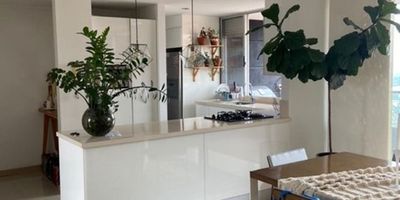 Excelente Apartamento ubicado en el sector de Otra parte en envigado, cuenta con facilidad de acceso, está cerca de rutas de servicio Público, cerca de Viva Envigado, y Euro de la Frontera.