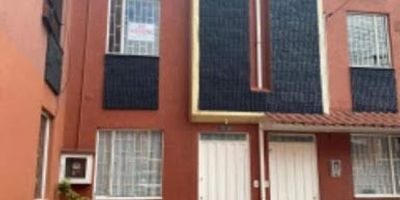 Casa   amplia, iluminada,  entre  el sol  en las  tardes,  ubicada  en el Nor  occidente de Bogotá, sector residencial  de  alta valorización, cómodas  vías de  acceso,  cerca  a Centros  comerciales, como  Diver plaza, Centro comercial Portal  80, a calles  principales   como la  calle  80  y calle  72, a  supermercados, parques ,y hospitales, esta  distribuida  de la  siguiente manera, en el piso  uno  esta  la sala comedor, cocina  integral  y patio, en el segundo piso dos  alcobas con armario, en la principal  esta  un baño privado  con división  en acrílico, en el tercer  piso, hay  dos  alcobas, la principal  con  armario, y  baño con división en acrílico.