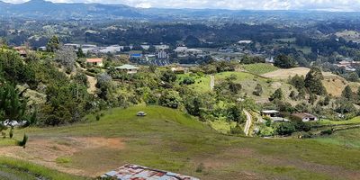 Lote en venta en el sector Vereda Yarumal, cerca a Tierra Kafe, restaurante Juan del Alma, y túnel de Oriente. Cuenta con área de 11728 M2, energía y agua. En unidad con vigilancia 24 hrs.