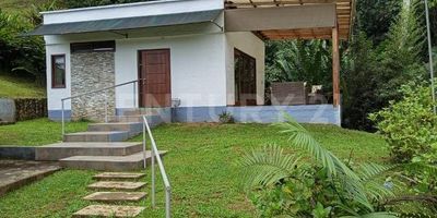 Aparta estudio  Amoblado en Alquiler  en el Kilómetro 26 carretera vía al Mar en la Parcelación El Ensueño. Todo incluido es servicios , muebles y enseres, jardinería.  Una habitación Un baño.  M2 construidos. M2 área total de terreno y   M2 de área privada. 2 parqueaderos. Terraza. Fuente de agua. Ambiente natural. Lejos de la ruidosa ciudad. Es el lugar ideal para relajarse y estar aislado de la contaminación ambiental y auditiva, se encuentra en medio de una reserva forestal con los cantos de diversas especies de aves perfecto para avistamientos y escuchar el relajante sonido de las quebradas de agua manantial, está ubicado a  minutos de la ciudad de Cali camino vía al mar en el kilómetro 26. Cuenta con una habitación, un baño, sala, comedor, cocina totalmente dotada, la casa es tipo loft con pérgola, dos parqueaderos. Hay servicios a domicilio de restaurantes,   comida Italiana y comida típica, también hay lugares para visitar como balnearios y pueblos cercanos