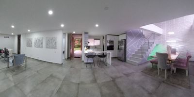 2 niveles,Sala Comedor, cocina integral, pisos en porcelanato, 5 alcobas+alcoba de servicio, 6 baños, red de gas, balcon, star, closet de linos, patio con zona verde y parqueadero doble paralelo.

porteria 24 horas, piscina, turco, sauna, jacuzzi, cancha polideportiva, zona BBQ, salon social y zonas verdes.

INTERMOBILIARIA POBLADO S.A.S.
