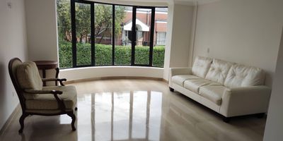 Se vende apartamento de 250 M2, muy amplio y bien distribuido en el sector de Pinares, excelente ubicación, sector muy seguro y tranquilo, el apartamento cuenta con4 habitaciones, 4 baños, sala, comedor, cocina integral, estudio, cuarto de ropas independiente, balcón, y una gran terraza, el apartamento ha sido completamente renovado, techos  nuevos recién instalados, cableado eléctrico y plomería nueva recién instalada en todo el apartamento, pisos en mármol cristalizados, recién pintado, los baños han sido totalmente renovados, cocina integral completamente nueva y sin estrenar, esta equipada con estufa, microondas, horno y Nevecón de 2 puertas, todos los electrodomésticos son nuevos, calentador Bosh de 10 litros nuevo, luces led ahorradoras instaladas en todo el apartamento, closets nuevos en las habitaciones, rejas de seguridad y cámaras instaladas, el apartamento cuenta con un área común de gran tamaño con zona de bbq, patio para las mascotas, 2 parqueaderos, 1 cuarto útil y bodega