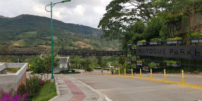 Te presentamos este proyecto de inversión, lotes para la construcción de propiedades con modelos de casa campestre, ubicado en Ruitoque Bajo, un lugar estratégico de la ciudad de Bucaramanga. Localizado aproximadamente a 10 km de la zona urbana de Girón, en la vereda Barbosa, conjunto Ruitoque ParkHouse, etapa la sierra, presenta una topografía ligeramente inclinada con área de terreno de 561,73 m² listos para ser reformados con los mejores diseños que usted le desee implementar y disfrutar de la vida al aire libre. La unidad cuenta con vías acceso interna y la distribución de la red de servicios públicos a cada lote. Este proyecto se encuentra cercano al Colegio Ecológico De Floridablanca, Eco parque el Santísimo, Universidad Pontificia Bolivariana, restaurantes y supermercados de zona y D1,todo lo que necesitas para tu bienestar y el de los tuyos. Contáctanos y déjanos tener el privilegio de ayudarte a encontrar tu lugar ideal.