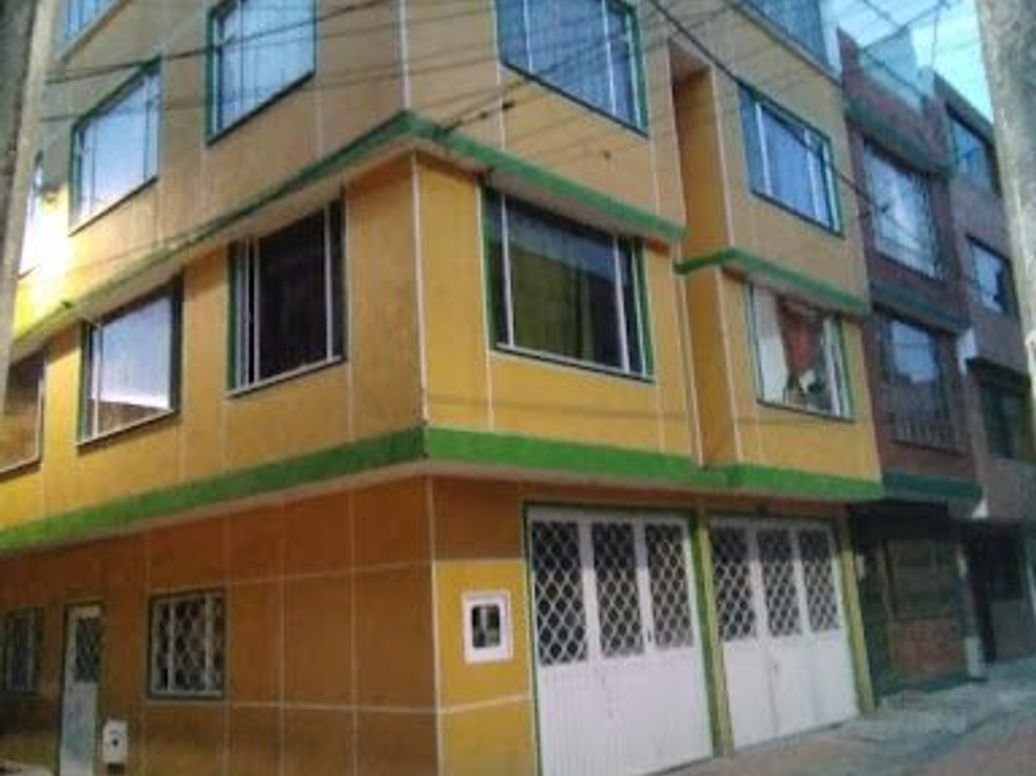 Casa de 7 alcobas en venta en Engativa Centro, Bogotá, 329 m² · foto 2 de 15