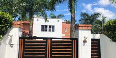 Finca para la venta ubicada en cerritos, cuenta con un área privada de 2.600 M2 y un área construida de 450 M2, consta de 5 habitaciones, sala y comedor independientes, cocina integral con gas domiciliario, calentador a gas, estudio, biblioteca, balcón, terraza, cuarto útil, habitación de servicio, patio, zona de ropas, 6 baños, jardines, zona húmeda, piscina, jacuzzi, juegos infantiles, sala de reuniones, gimnasio, zona BBQ y 5 parqueaderos descubiertos. El condominio ofrece vigilancia.