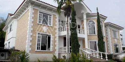 Esta es una excelente casa campestre , con 800 m2 construidos sobre un lote de 1.500 m2, de dos niveles, de amplios espacios, con iluminación natural, posee 4 habitaciones con vestier, sala principal, comedor, cocina integral, alcoba para huéspedes,  habitación para el servicio, parqueadero descubierto para 4 vehículos, kiosko, piscina y sótano,  seguridad y vigilancia 24 horas. Valor de la administración $400.000.