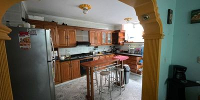 Casa de 395 mt2, 5 de las alcobas con baño privado
Sede Laureles opc 1
Whatsapp 3187128479
Código interno 64418