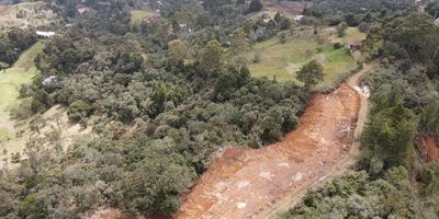 Se vende lote en la vereda sajonia Rionegro, cuenta con área 10100 metros cuadrados, con vista panoramica a todo el valle de san nicolas (rionegro), a 5 kilometros del túnel de oriente y a 12 minutos del aeropuerto, tiene acceso a agua, luz e internet fibra óptica.