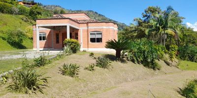 Se vende finca en Girardota, Antioquia, ubicada en la Vereda Portachuelo. Esta propiedad de 3500 m² cuenta con 5 habitaciones y 6 baños, distribuidos en un cómodo nivel. Incluye 2 parqueaderos. Goza de una ubicación estratégica a solo 1 km de la autopista (ramal 1B), siendo vecina de El Limonar. Es una excelente opción de finca en venta para quienes buscan amplitud y tranquilidad en Girardota. Para conocer más detalles o programar una visita, puede contactarnos por WhatsApp o consultar las opciones de contacto.