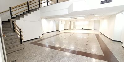 2 niveles y bodega, 2 oficinas independientes, 4 baños, pisos en mamol y ceramica, cocineta.

cerca a la avenida oriental, excelente acceso a transporte publico, sector totalmente comercial.

INTERMOBILIARIA POBLADO S.A.S.