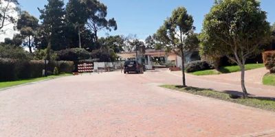 Espectacular vista lejana, reservado. De los 3150m2, 1059 aprox (33,6%)  son de bosque, sin embargo el indice de ocupación y de construcción son sobre el total. Es decir se puede ocupar 472m2 (15% del total) de ocupación y 630m2 de construcción (20% del total) sin influir en el bosque nativo.