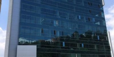 En Arriendo Oficina ubicada en el edificio 35 PALMS, a tan solo unos minutos de el Mall Palm Avenue, Mall Palma Grande y Mall el Indio, totalmente nueva, con aire acondicionado, vista panorámica e ideal para desarrollar tu actividad económica 