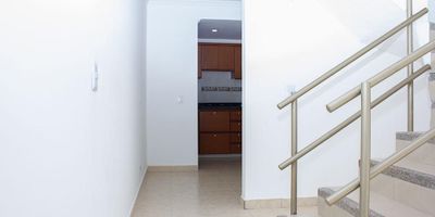 [VEN] ID HOUM: 48833

En Houm te ayudamos de forma fácil y segura. Los beneficios de comprar con nosotros:
    • Te ayudamos a conseguir financiamiento a través de una asesoría personalizada
    • Mediación y seguimiento de todo el proceso
    • Ponemos a tu disposición profesionales en notariado, registro y asesoría jurídica
¡Solo te preocupas de las firmas!

Departamento en venta, ubicado en el barrio Compartir, Tibabuyes, con una superficie construida de 44.00 m² y superficie total de 44.00 m². 

Sus principales características son:

    • 1 dormitorio
    • 1 baño
    • Admite mascotas
    • Cocina tipo americana
    • Año de construcción: 2007
            
Además, el inmueble cuenta con las siguientes amenidades:

    • Salón de eventos
    • Vigilancia 24 hrs

Si compras con nosotros, te brindamos asesoría personalizada durante todo el proceso.
Más que una inmobiliaria, somos Houm.
*Aplican T&C