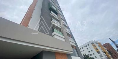 Moderno apartamento disponible para estrenar, ubicado en el barrio Los Alpes, sector privilegiado de la ciudad de Pereira, cerca a universidades, restaurantes, supermercados, bancos y cajeros automáticos, cuenta con lobby doble altura, portería y seguridad 24 horas, doble ascensor, salón social, terraza con juegos infantiles, gimnasio, zona de coworking, zona para mascotas, solarium con Bbq; planta eléctrica de suplencia total y circuito cerrado de televisión.

Se encuentra ubicado en un segundo piso, tiene un área de 86,02 m2 distribuidos en sala comedor, cocina integral con horno y campana, balcón, zona de ropas, baño social, amplia habitación con vestier y baño privado con ducha más 2 habitaciones auxiliares con closet y parqueadero cubierto.