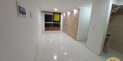Código 6552. 7° PISO EN EDIFICACION DE 25 PISOS. Acceso al inmueble: Directo a la vía, sendero peatonal, ascensor y escalas. ALCOBAS CON PUERTA, BAÑO CABINADO EN VIDRIO, CALENTADOR A GAS, CUBIERTA, EXTRACTOR.