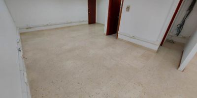 Oficina en el sector de milla de oro, Cuenta con facilidad de acceso a rutas de servicio público, además está cerca del complejo empresaria milla de Oro, Centro comercial Oviedo, centro comercial san Fernando plaza y Centro Comercial Santa Fe.