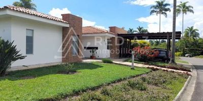Casa campestre en condominio con lote de 1040m2 con 300m2 construidos, cuenta con sala-comedor, baño social, zona de ropas y habitación de servicio con baño. Acceso al parqueadero cubierto para 2 carros y depósito, en la parte exterior la casa tiene una terraza social cubierta, 1 habitación principal con muy buena ventilación e iluminación, con Vestier y baño con doble lavamanos cada una 2 habitaciones cada una con baño y buena iluminación, habitación auxiliar con clóset y baño con luz natural El condominio cuenta con portería de acceso, vías internas pavimentadas e iluminadas, y juegos infantiles.