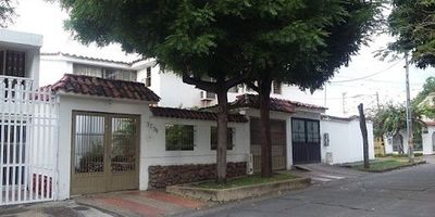 AMPLIA Y BONITA CASA DE DOS PISOS UBICADA EN EL MEJOR SECTOR DE LA CIUDAD, CERCA A UNICENTRO, HOMECENTER, JUMBO, RESTAURANTES Y COLEGIOS. PRIMER PISO. HALL DE ENTRADA, GARAJE DOBLE,, JARDÍN INTERIOR CON JACUZZI, SALA, COMEDOR, COCINA INTEGRAL CON GAS NATURAL, 1 ALCOBA CON CLOSET Y BAÑO, 1 BAÑO AUXILIAR, PATIO CON ZONA DE LAVANDERÍA,2DO PISO STAR DE T.V., 4 ALCOBAS TODAS CON CLOSET LA PRINCIPAL CON BAÑO Y AIRE ACONDICIONADO, 1 BAÑO AUXILIAR. 