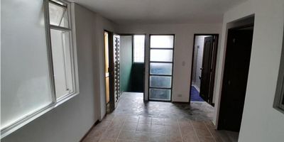 Casa amplia, cuenta con tres rentas, muy buenos espacios, dos niveles: en el primer nivel están ubicados los dos apartaestudios, cada uno consta de dos hambientes (alcoba y zona social) cocina semi integral, baño y zona de ropas. En el segundo nivel está el apartamento que consta de sala, comedor, 3 alcobas, 2 baños amplios y cocina semi integral con zona de ropas.   Los pisos en madera flotante, mármol y cerámica,calentador a  gas, parqueadero cubierto, gas natural, los servicios de cada apartamento son independientes. La casa está ubicada sobre la vía principal, en una zona residencial.
