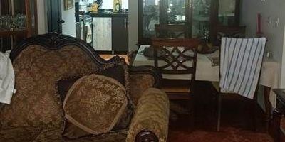 Acogedora casa, cuenta con 4 niveles, 4 alcobas, 4 clóset, 2 baños, sala-comedor, cocina semi-integral, piso en cerámica, patio, calentador a gas, garaje, gas natural.

Ubicada en zona residencial, muy cerca al cable aéreo y transporte público, cuenta con posibiliadad de ampliacion.

 
